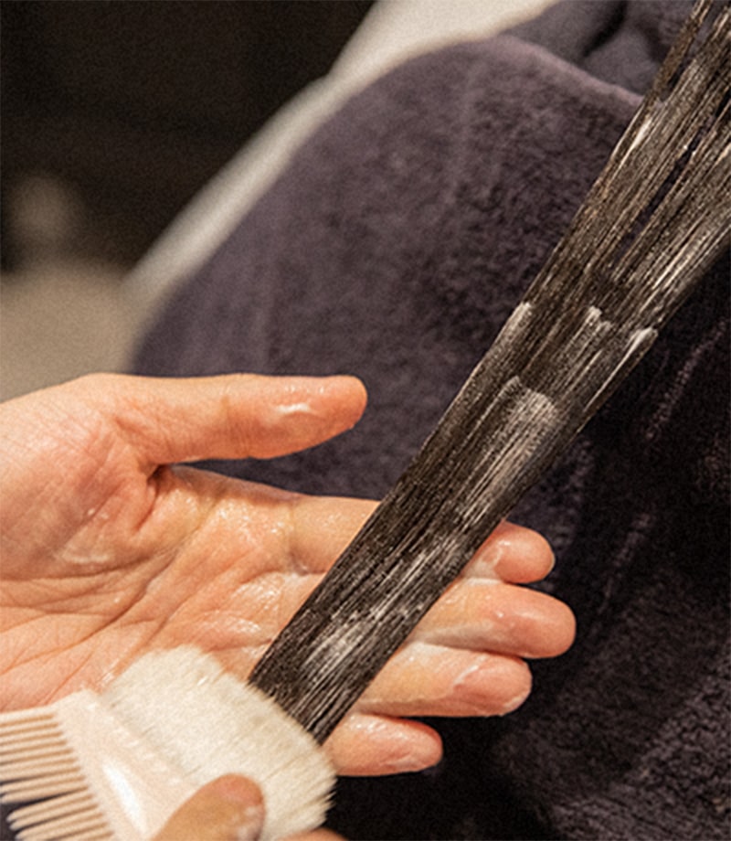 ハリ・コシを感じさせるしなやかさは若々しくエイジレスな印象を与える