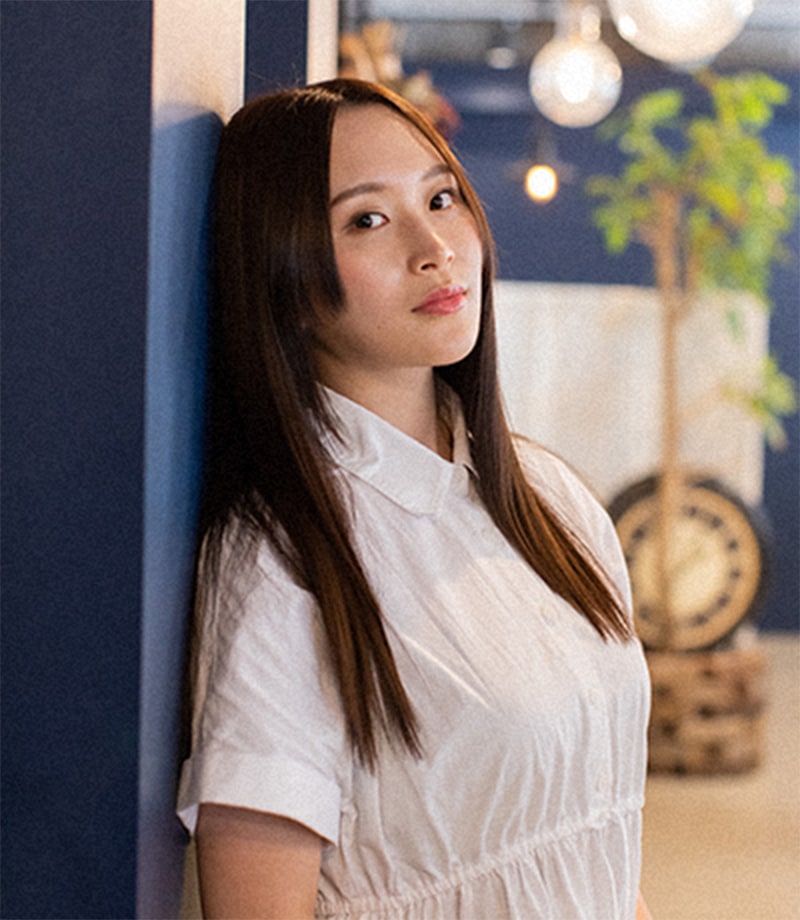 乾きは厳禁。潤い質感が透明感ある大人の色香を漂わせる